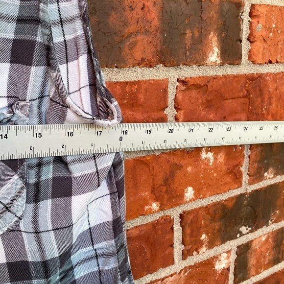 Rock & Republic Medium Plaid Dip Dye Split Black Button Down Sleeveless Top - Picture 9 of 10